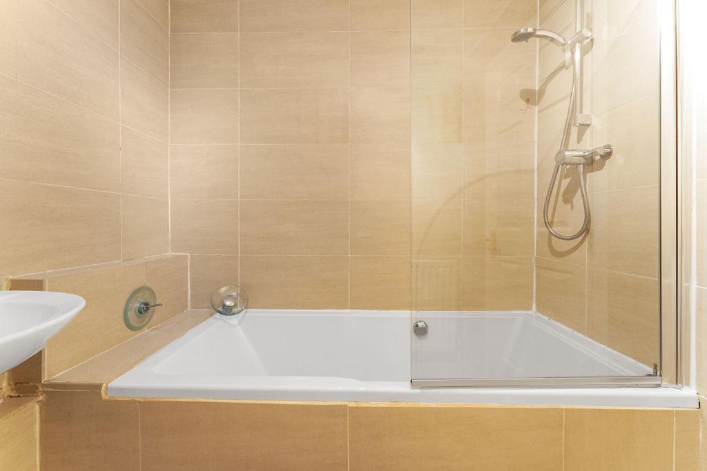 Modern 1Br Flat - Free Parking + Lift Appartement EDI Buitenkant foto